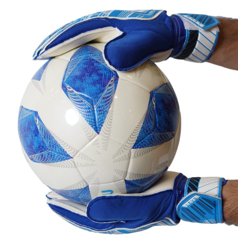 قلفز حراسة لكرة القدم - Sturdy Gloves for Young Goalkeepers